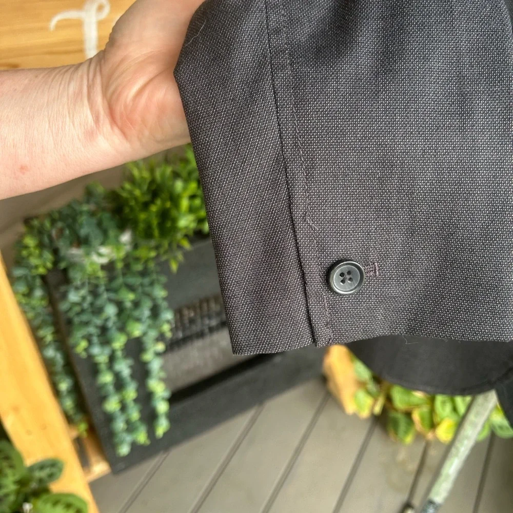 Banana Republic Classic Tailored buttoned charcoal gray jacket. Size 4P - Picture 9 of 10